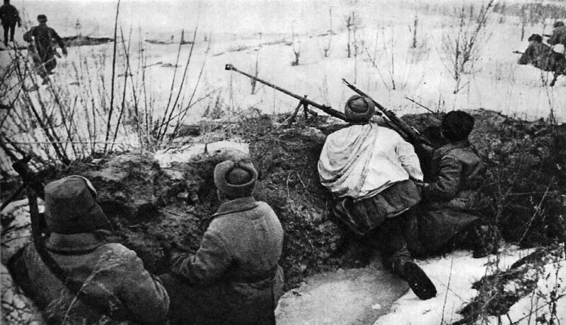 Советская пехота на оборонительном рубеже